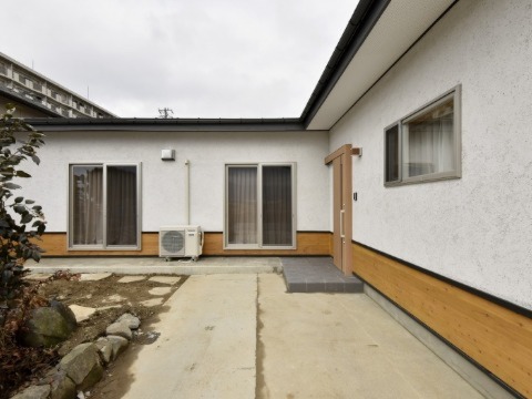 外壁：スーパー白洲そとん壁Ｗ　W-121 スチロゴテ仕上げ