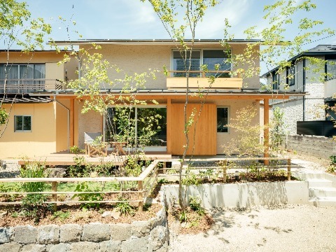 外壁：スーパー白洲そとん壁W　W-129　スチロゴテ仕上げ