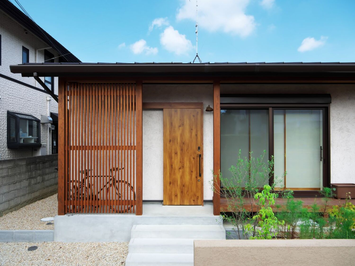 外壁：スーパー白洲そとん壁Ｗ W-122スチロゴテ仕上げ