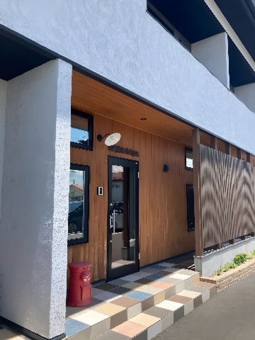 外壁：スーパー白洲そとん壁Ｗ　スチロゴテ仕上げ