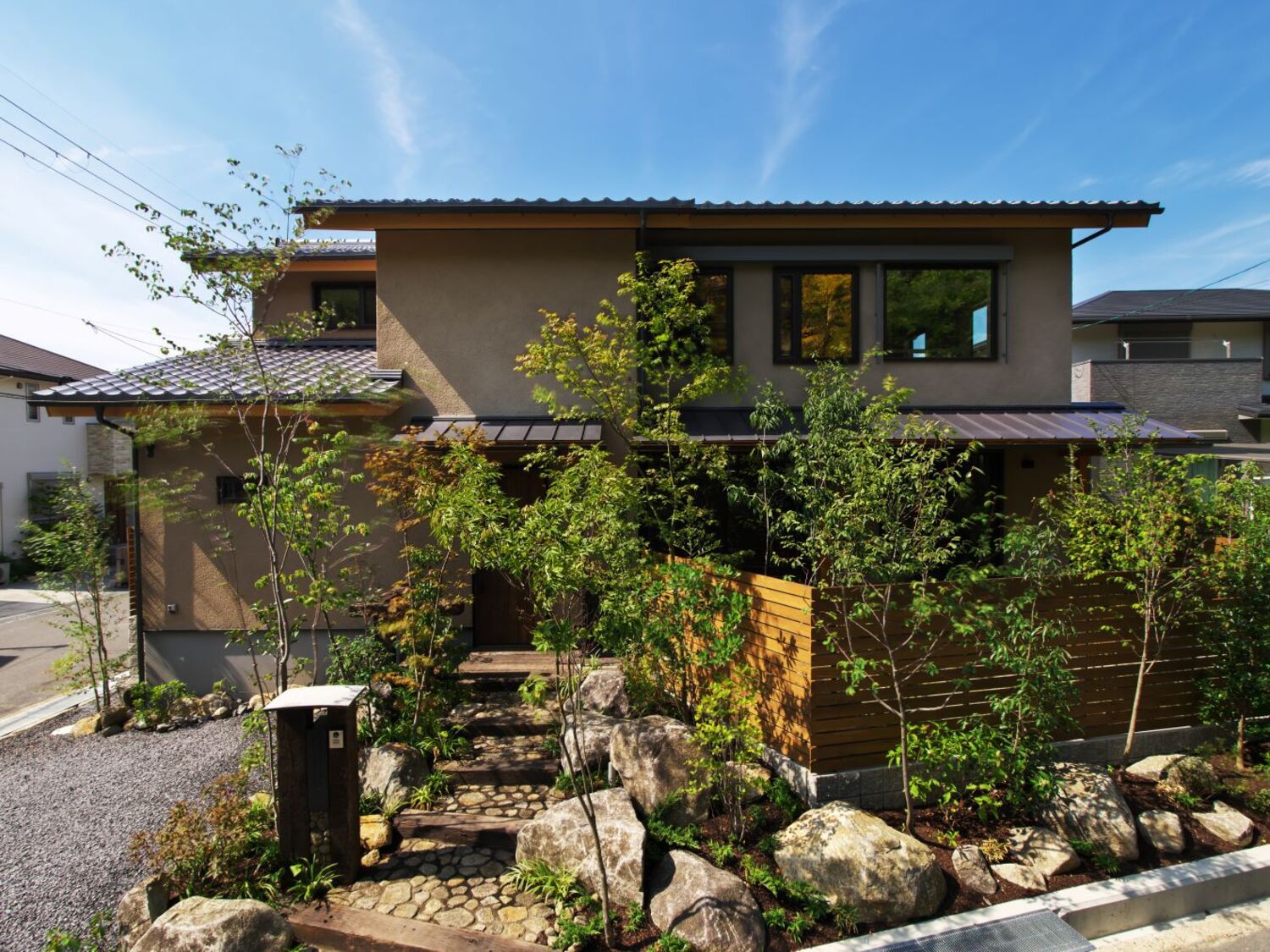 外壁：スーパー白洲そとん壁Ｗ　Ｗ-129 かき落とし仕上げ