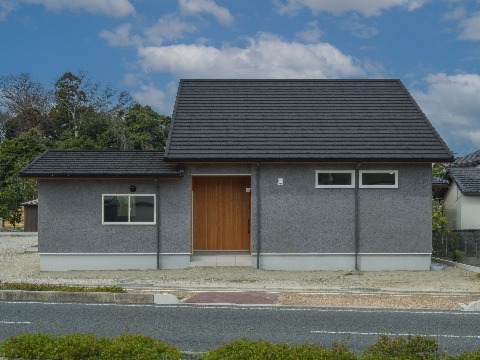 外壁：スーパー白洲そとん壁W　W-132　スチロゴテ仕上げ