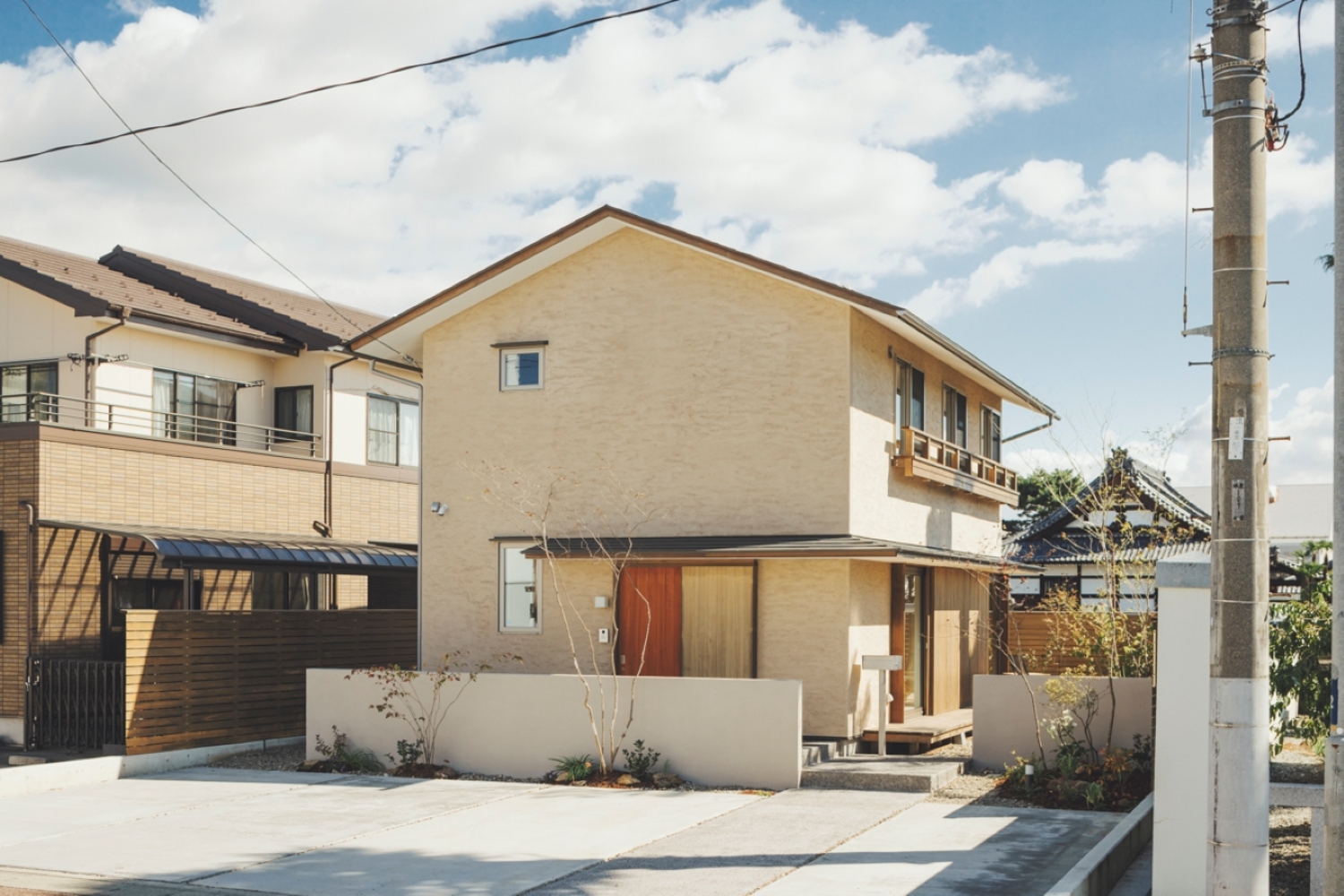 外装：スーパー白州そとん壁W　W-129 スチロゴテ仕上げ