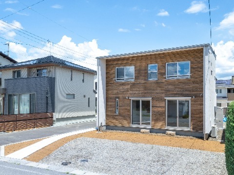 外壁：スーパー白州そとん壁W　W-121 オリジナル仕上げ（木こて仕上げ）