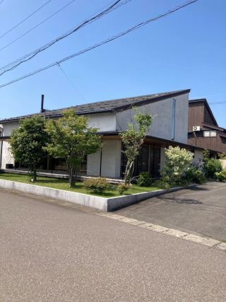 外壁：スーパー白洲そとん壁Ｗ　スチロゴテ仕上げ