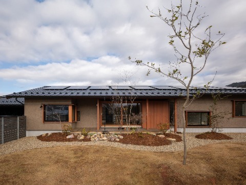 外壁：スーパー白洲そとん壁W　W-133 スチロゴテ仕上げ