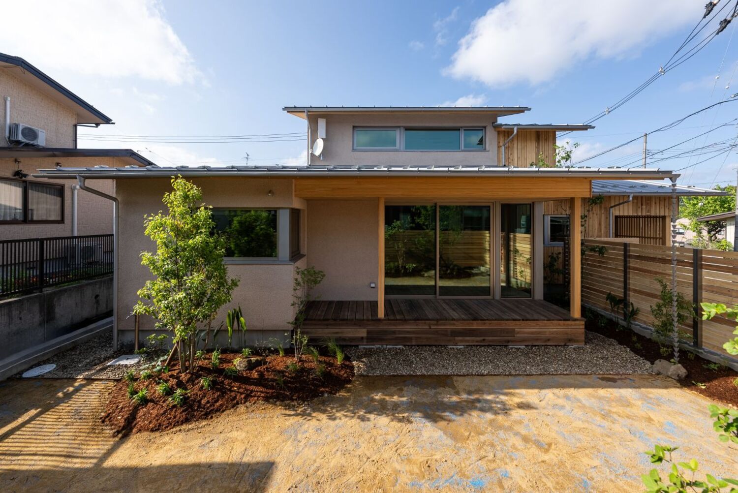 外壁：スーパー白洲そとん壁Ｗ　Ｗ-122 かき落とし仕上げ