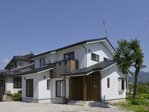 焼杉と白洲そとん壁の外観が美しい家