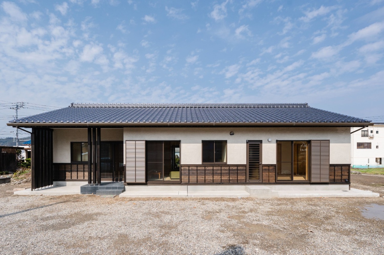 外壁：スーパー白洲そとん壁Ｗ　Ｗ-126スチロゴテ仕上げ