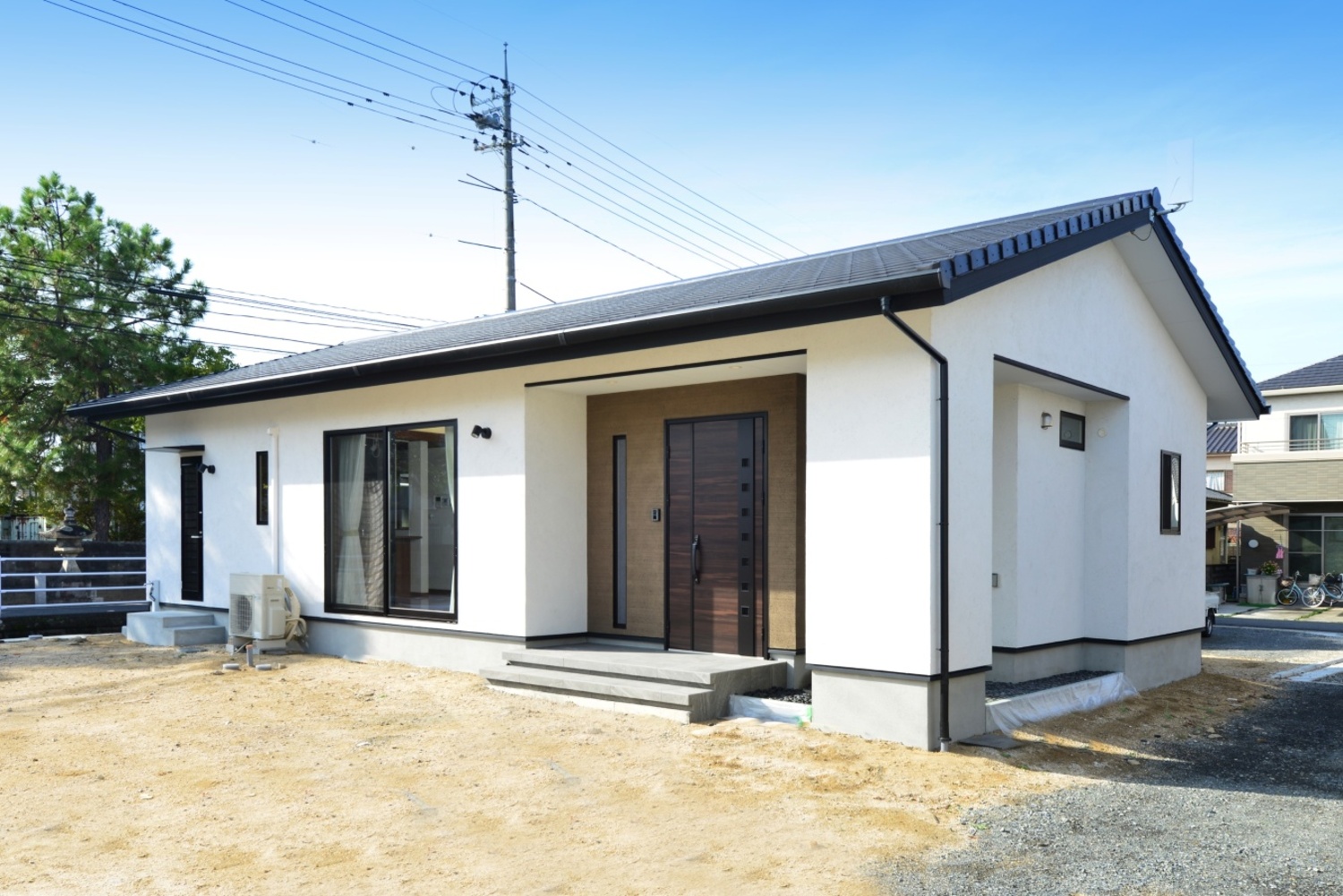 外壁：スーパー白州そとん壁W　W-121 スチロゴテ仕上げ／W-133 三条大波仕上げ