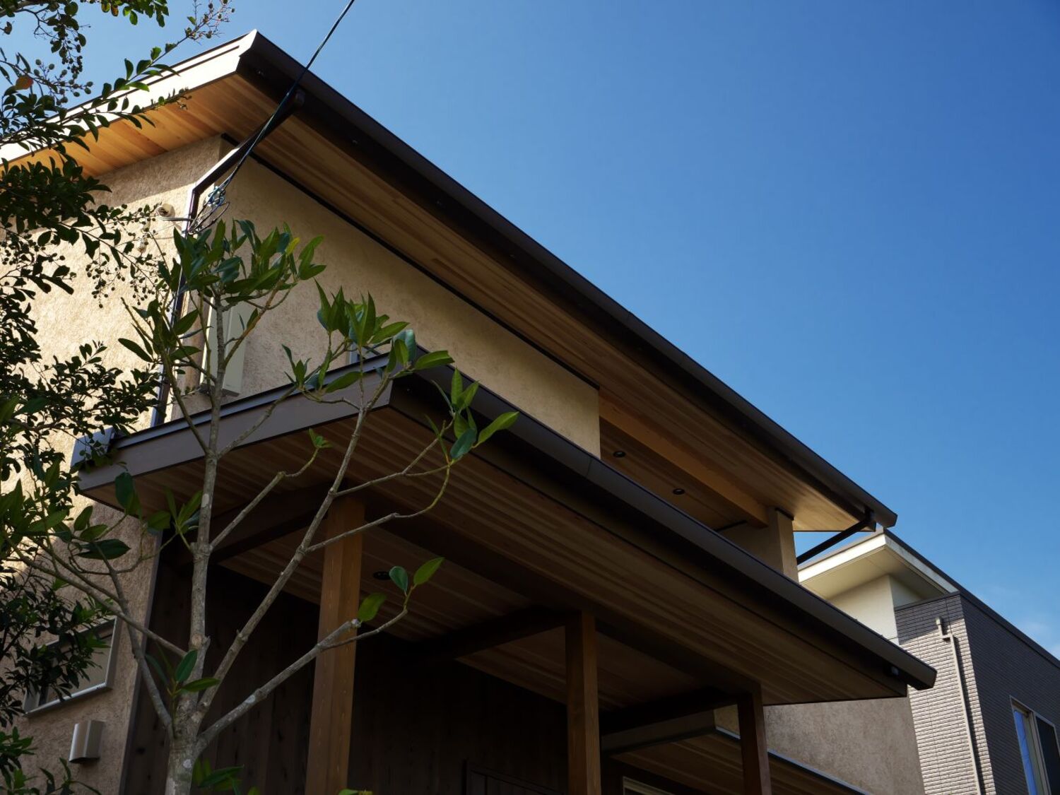 外壁：スーパー白洲そとん壁Ｗ　Ｗ-129 スチロゴテ仕上げ