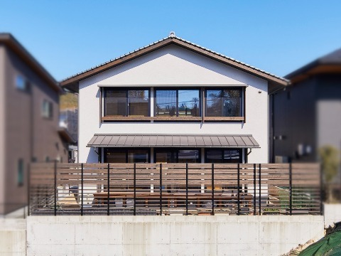 外壁：スーパー白洲そとん壁W　W-121　かき落とし仕上げ