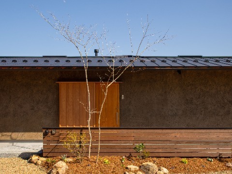 外壁：スーパー白洲そとん壁W　W-133 スチロゴテ仕上げ