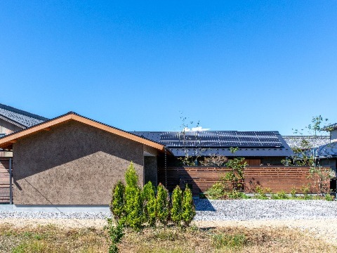 外壁：スーパー白洲そとん壁W　W-133 スチロゴテ仕上げ