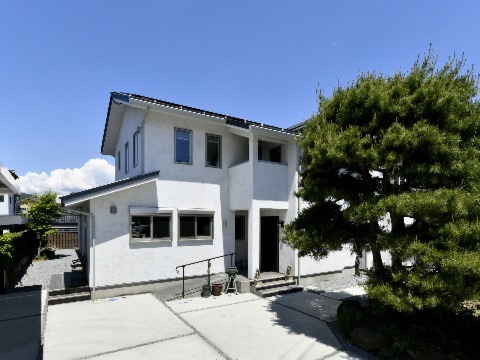 外壁：スーパー白洲そとん壁 W　W-121 スチロゴテ仕上げ　