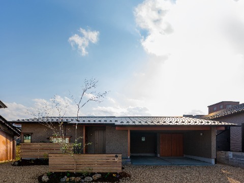 外壁：スーパー白洲そとん壁W　W-133 スチロゴテ仕上げ