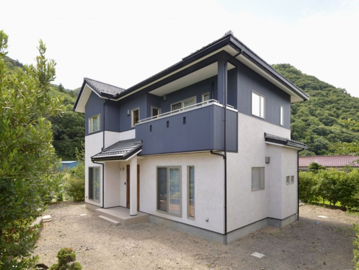 外壁一部：スーパー白洲そとん壁Ｗ　Ｗ-121 スチロゴテ仕上げ