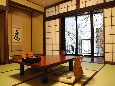 湧水の宿　湯元群鷹館