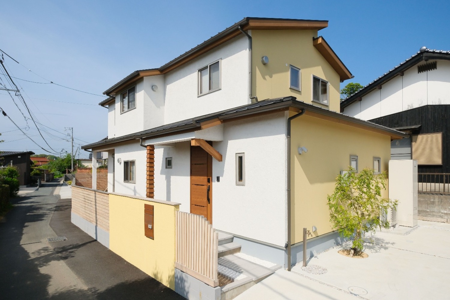 外壁：スーパー白洲そとん壁Ｗ　Ｗ-121 オリジナルパターン（コテ仕上げ）※黄色部分：ジョリパッド