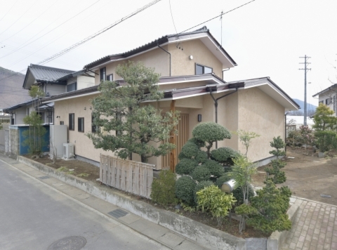 外壁：スーパー白洲そとん壁Ｗ　Ｗ-122 スチロゴテ仕上げ