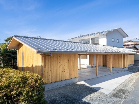 外装：スーパー白州そとん壁W　W-121 オリジナル仕上げ（木こて仕上げ）