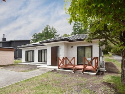 外壁：スーパー白洲そとん壁W　W-121　スチロゴテ仕上げ