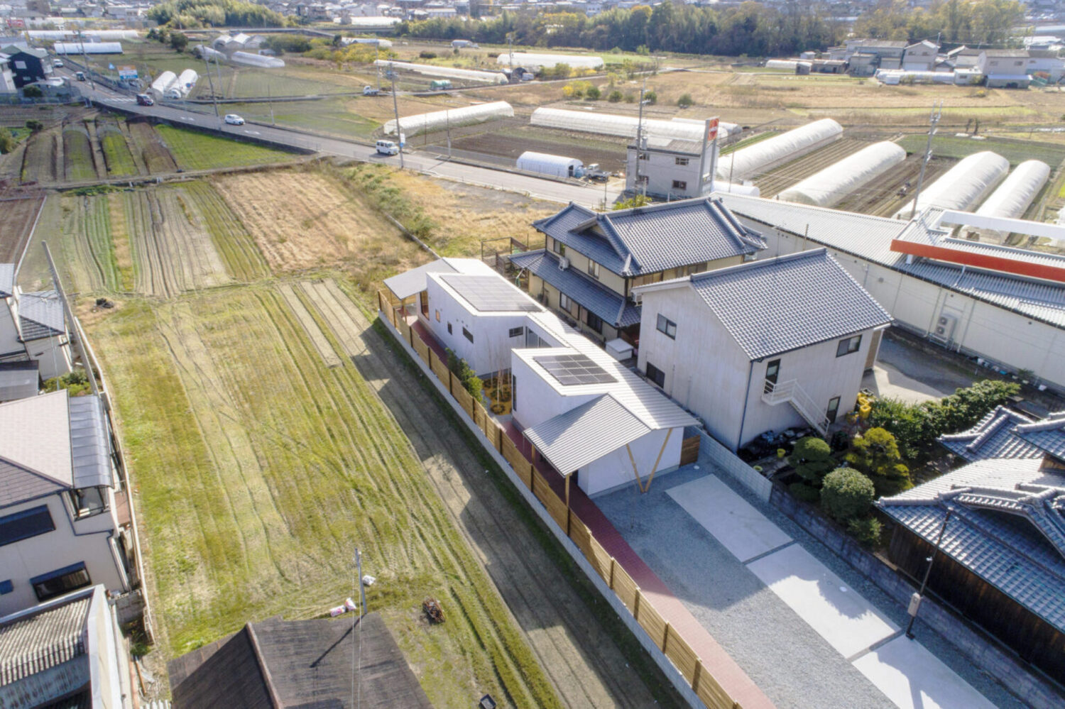 外壁：スーパー白洲そとん壁W 素地色 スチロゴテ仕上げ