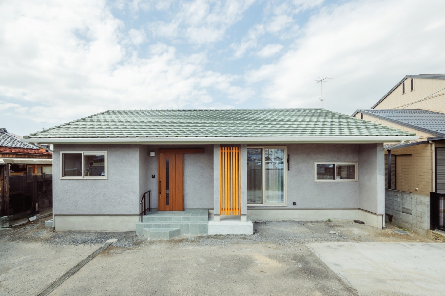 外装：スーパー白州そとん壁W　W-132 スチロゴテ仕上げ