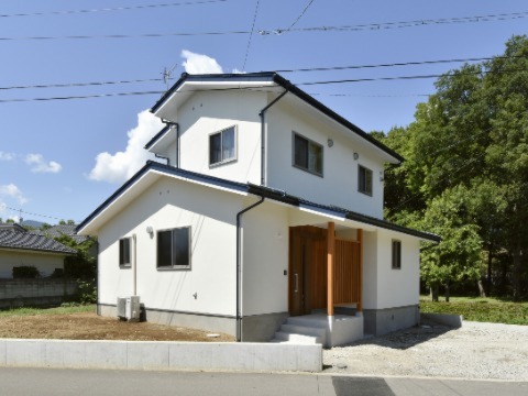 外壁：スーパー白洲そとん壁W　W-121　スチロゴテ仕上げ