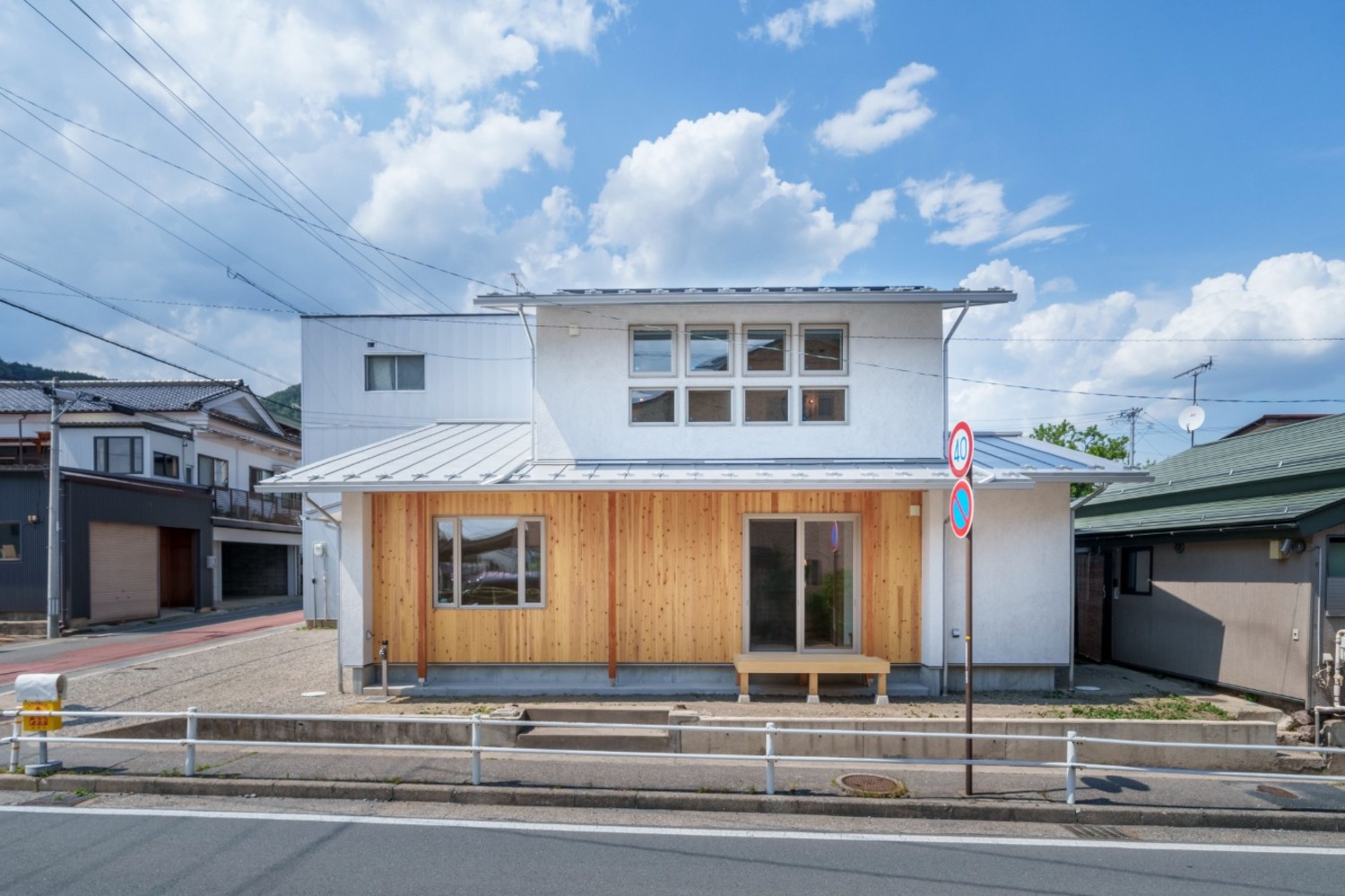 外壁：スーパー白洲そとん壁Ｗ　W-121 オリジナル仕上げ（木ごて仕上げ）