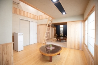 天井：中霧島壁ライト L-32 コテの目仕上げ、壁：中霧島壁ライト L-22 アラバケ引きヘッドカット仕上げ