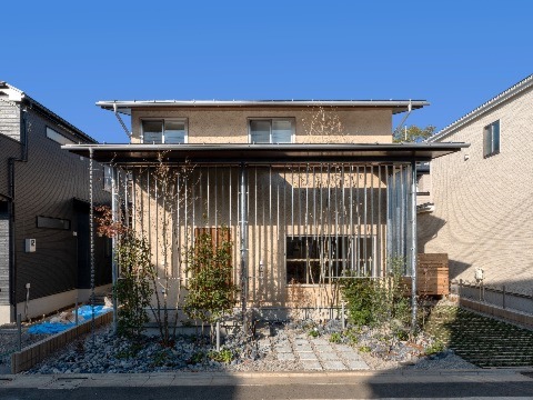 外壁：スーパー白洲そとん壁Ｗ　Ｗ-129スチロゴテ仕上げ