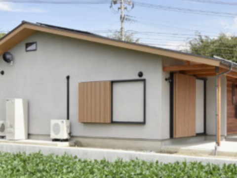 外壁：スーパー白洲そとん壁W　W-121　スチロゴテ仕上げ