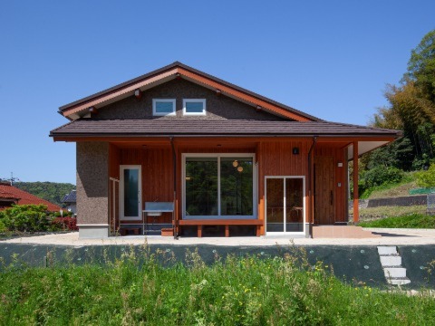 外壁：スーパー白洲そとん壁W   W-133　スチロゴテ仕上げ