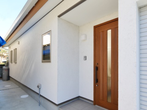 外壁：スーパー白洲そとん壁Ｗ　W-121　スチロゴテ仕上げ