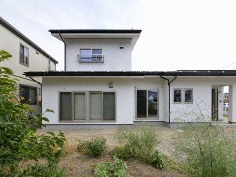 外壁：スーパー白洲そとん壁W　W-121 スチロゴテ仕上げ