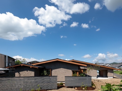 外壁：スーパー白洲そとん壁W　W-133 スチロゴテ仕上げ