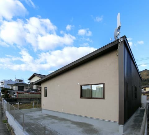 外壁：スーパー白洲そとん壁Ｗ　Ｗ-129スチロゴテ仕上げ