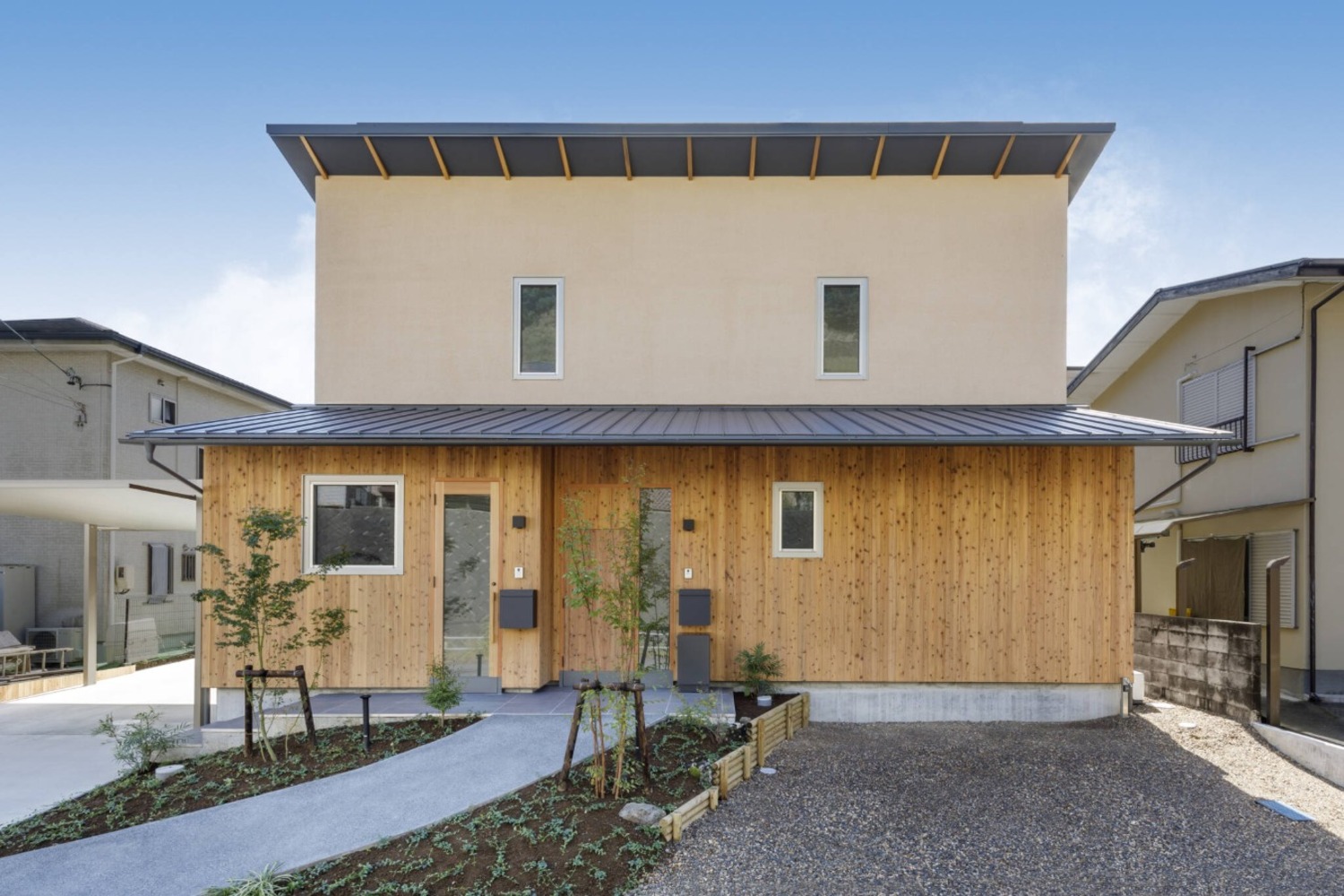 外壁：スーパー白洲そとん壁Ｗ　Ｗ-124かき落とし仕上げ