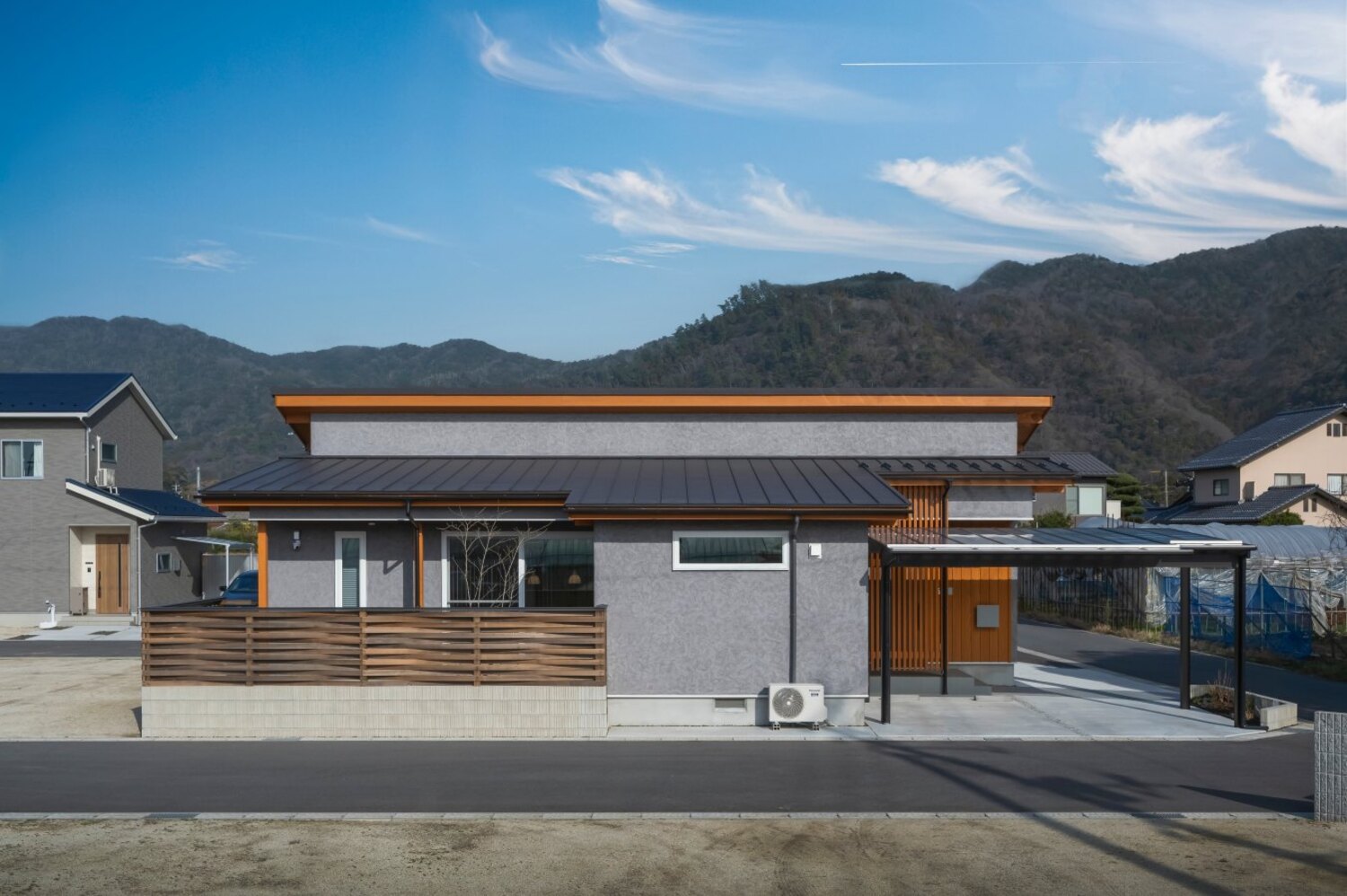 外壁：スーパー白洲そとん壁W　W-132　スチロゴテ仕上げ