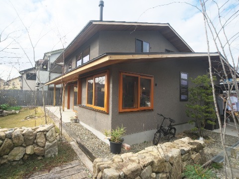 外壁：スーパー白洲そとん壁Ｗ　特注色 かき落とし仕上げ