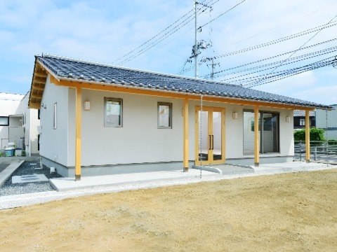 外壁：スーパー白洲そとん壁Ｗ　かき落とし仕上げ