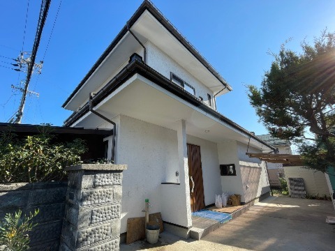 外壁：スーパー白洲そとん壁Ｗ　W-121　スチロゴテ仕上げ