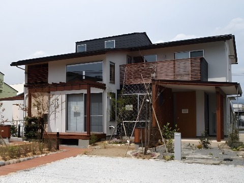 環境省エコハウスモデル事業 エコハウスやまなし　～自然の恵みと暮らす家～