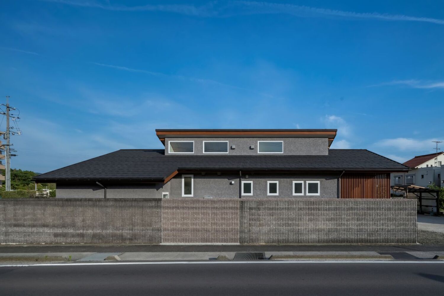 外壁：スーパー白洲そとん壁W　W-132　スチロゴテ仕上げ