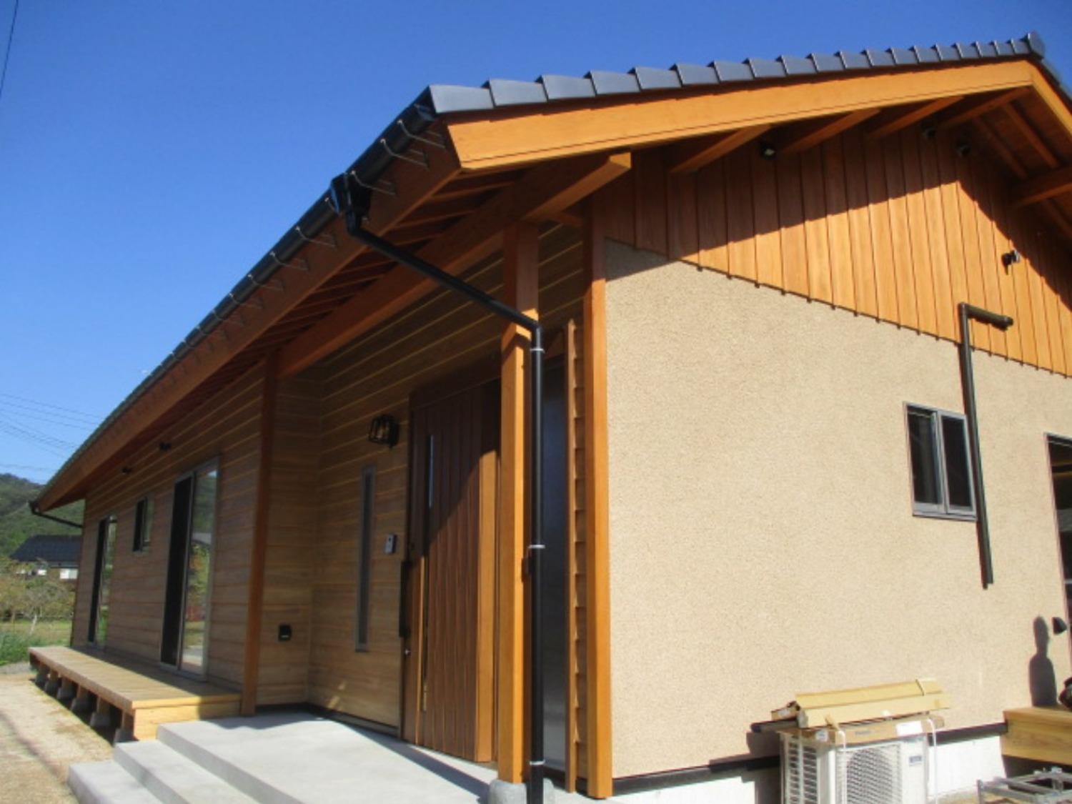 外壁：スーパー白洲そとん壁Ｗ　Ｗ-129かき落とし仕上げ