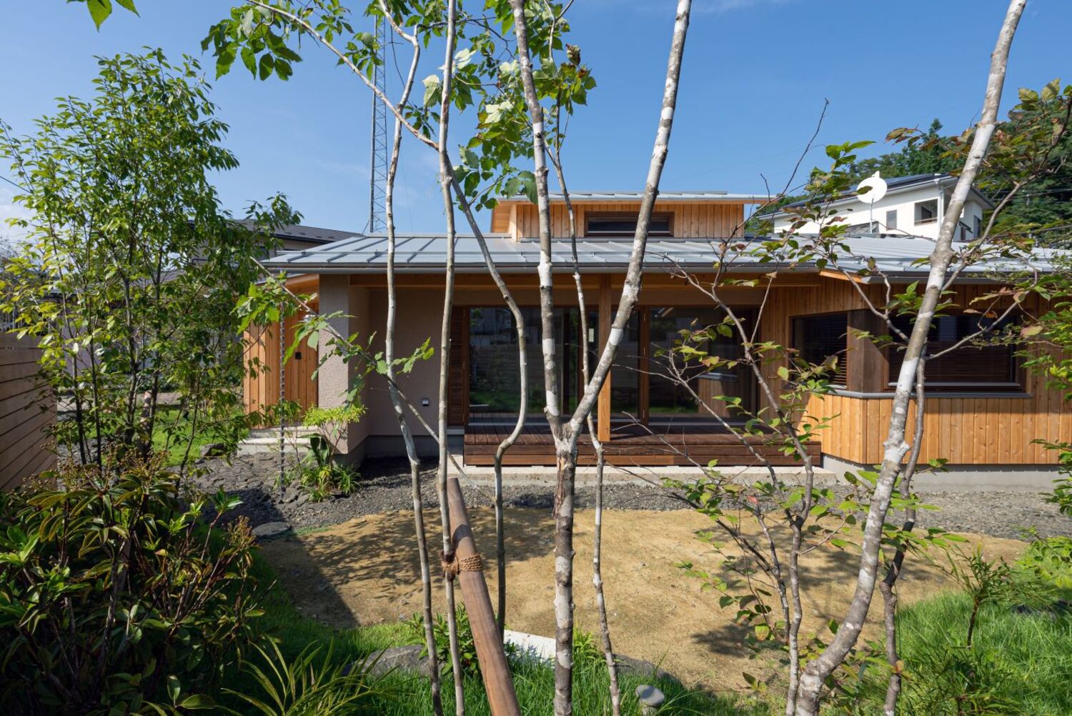 外壁：スーパー白洲そとん壁Ｗ Ｗ-122 かき落とし仕上げ