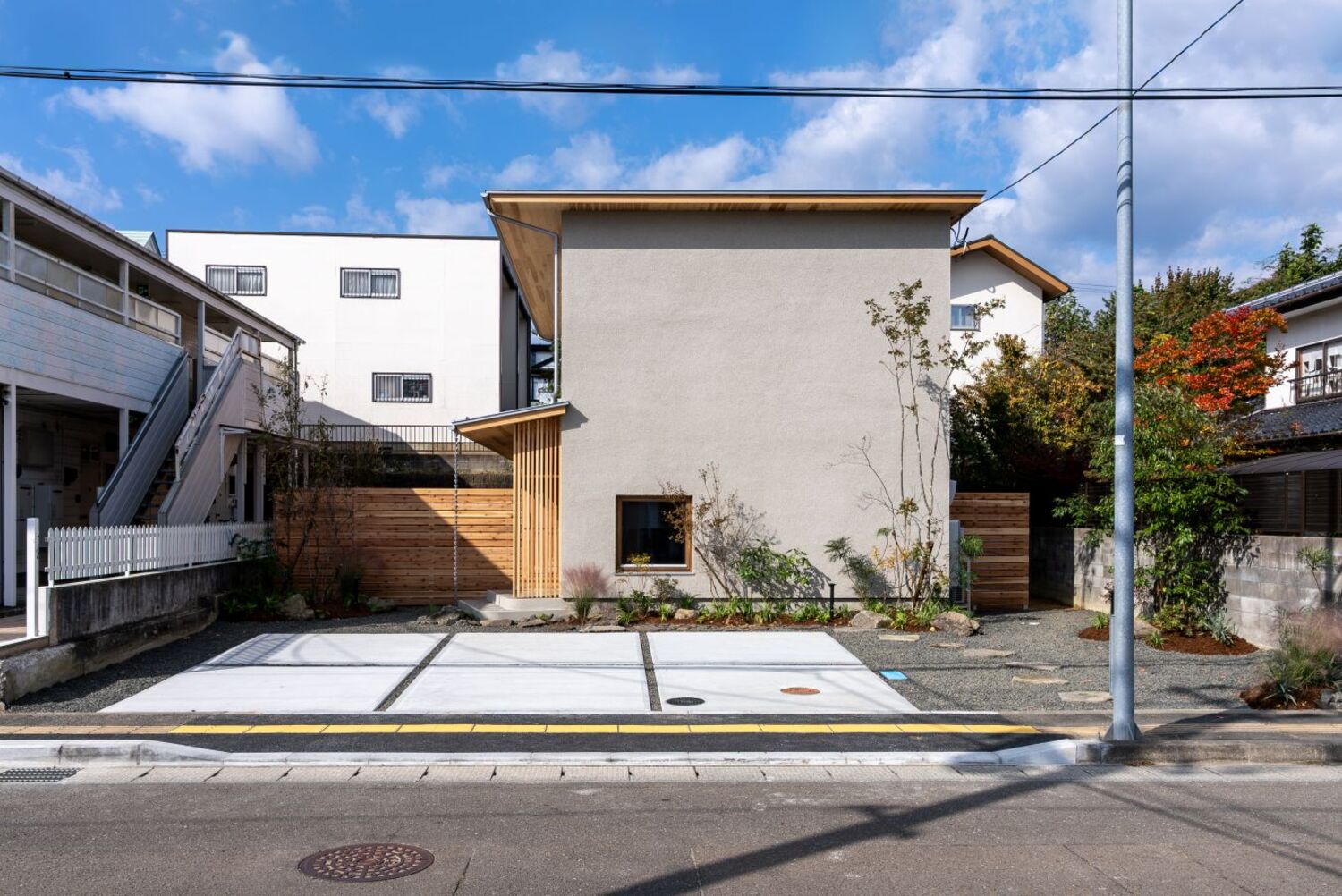 外壁：スーパー白洲そとん壁Ｗ　Ｗ-126かき落とし仕上げ