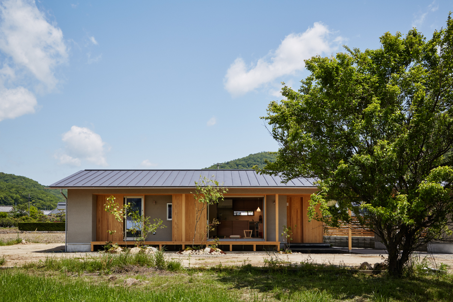 外壁：スーパー白洲そとん壁Ｗ　Ｗ-126かき落とし仕上げ