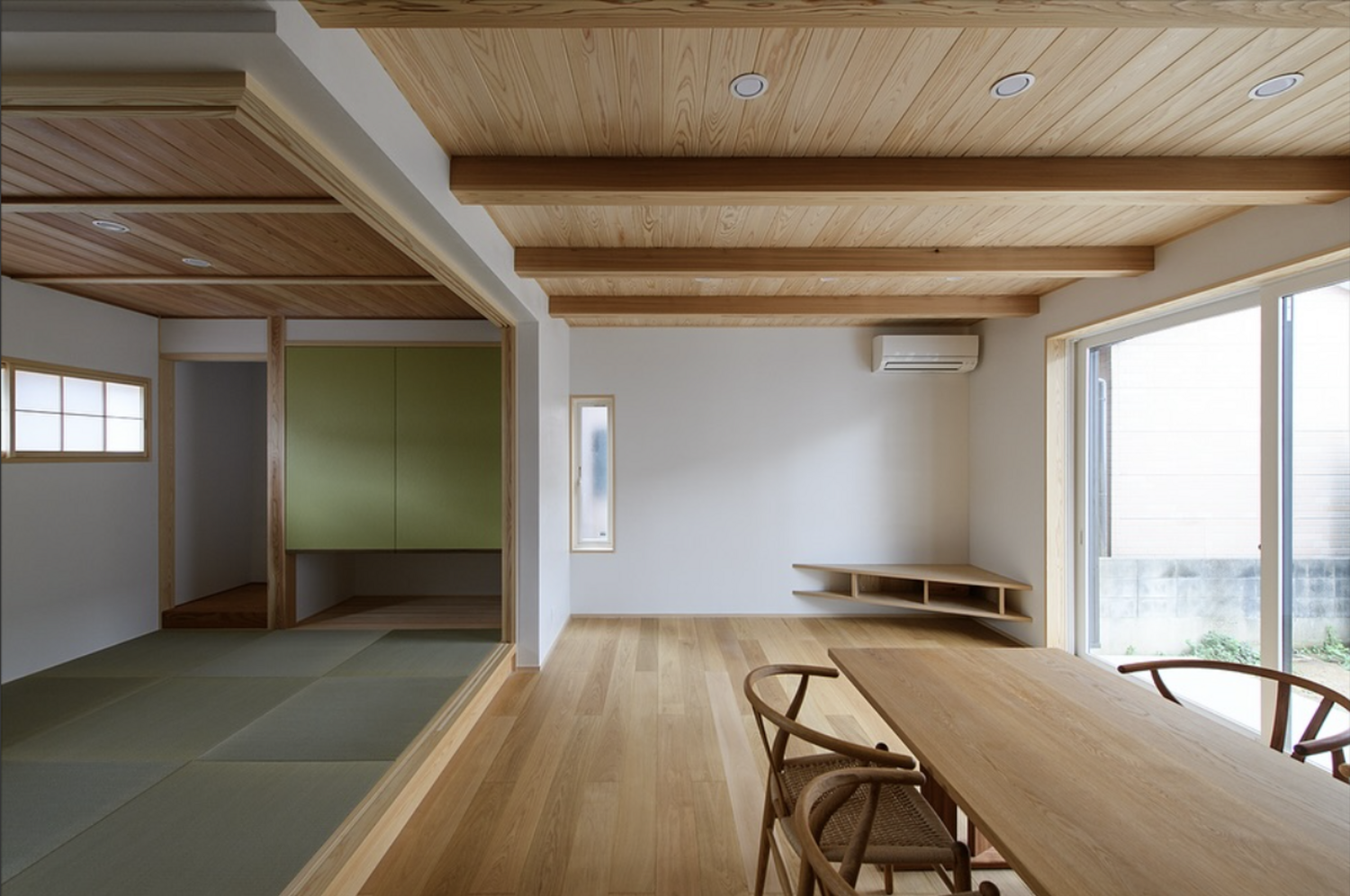 内装：白洲漆喰